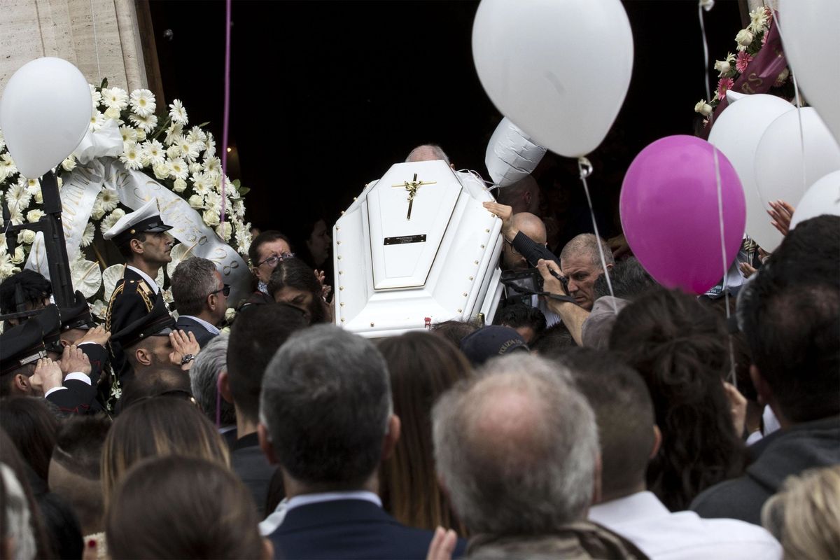 Ai funerali di Pamela, lacrime e un disertore: lo Stato