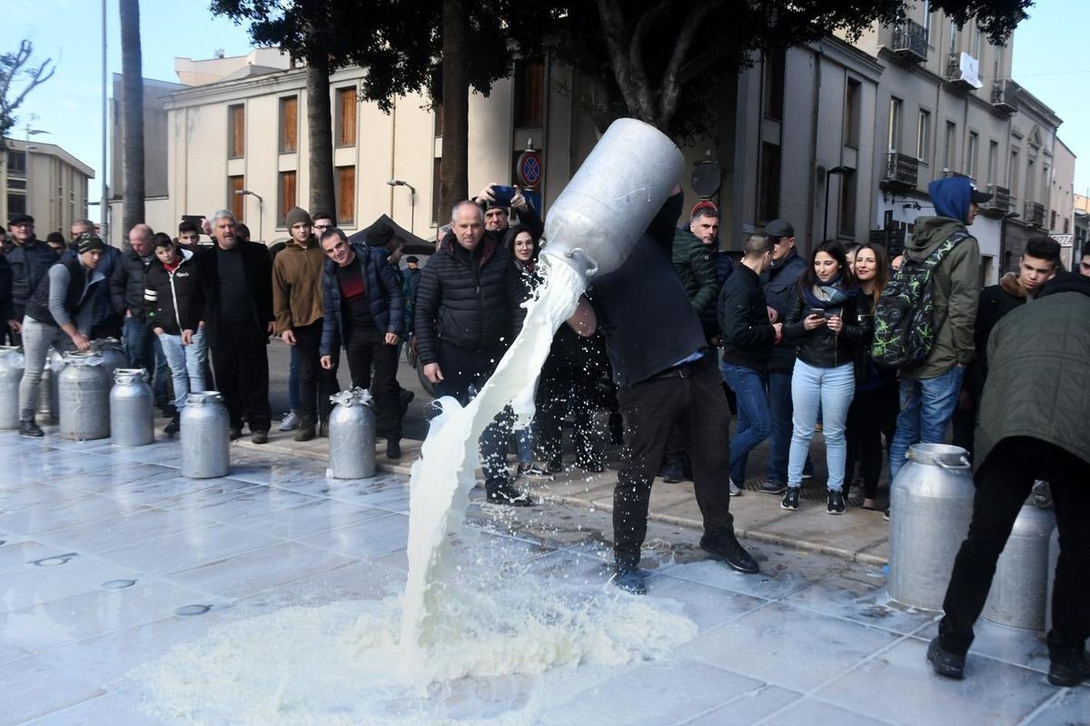 Sardegna al voto nel caos del latte. E spuntano i fucili