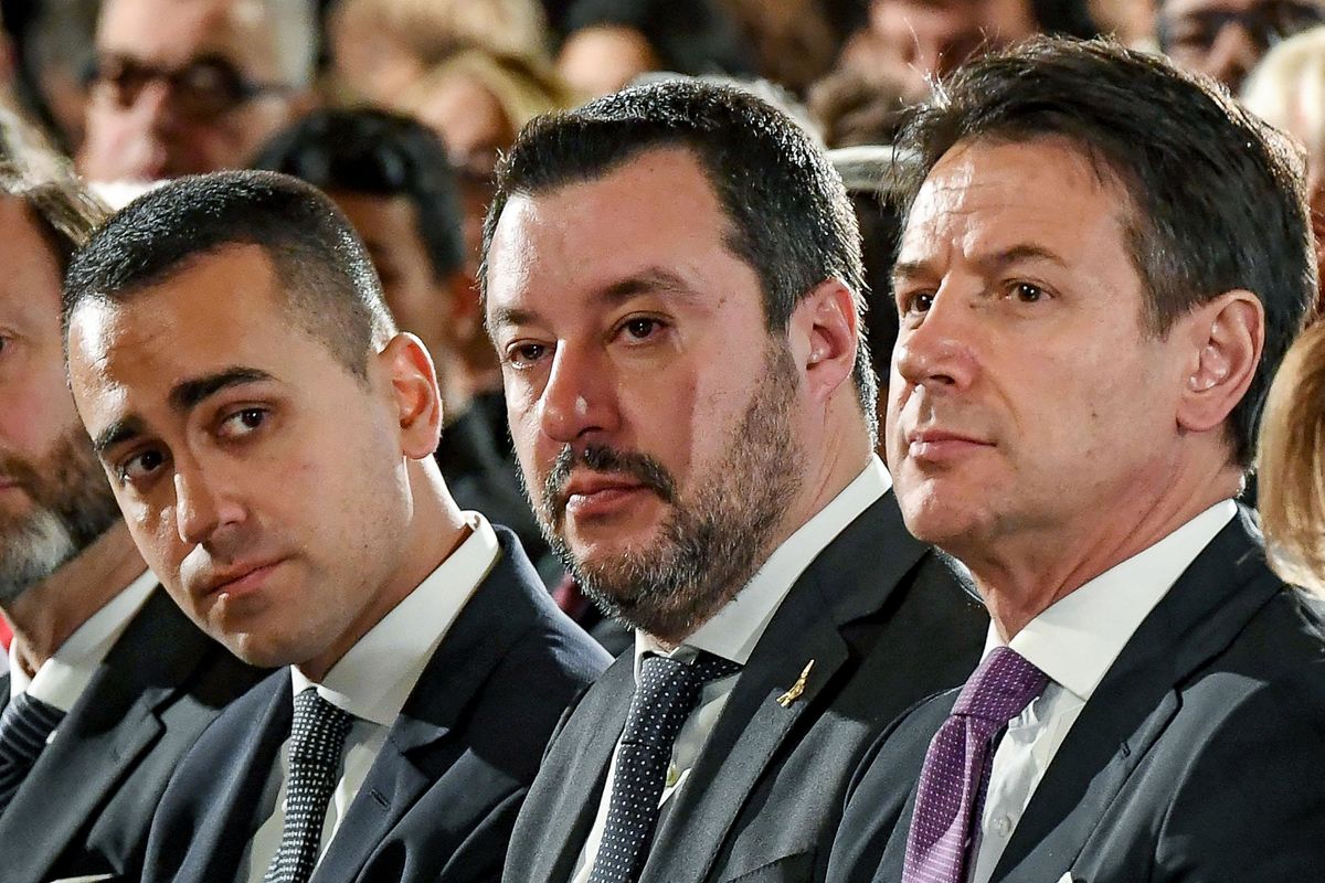 Salvini e Di Maio rompono sul più bello. Conte fa da scudo umano