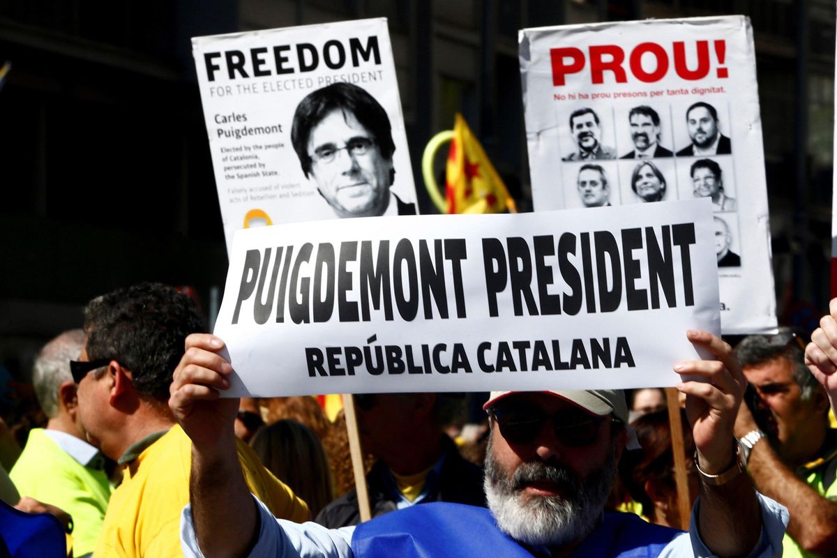 Puigdemont ha fallito la rivoluzione e ora pontifica da comodo latitante