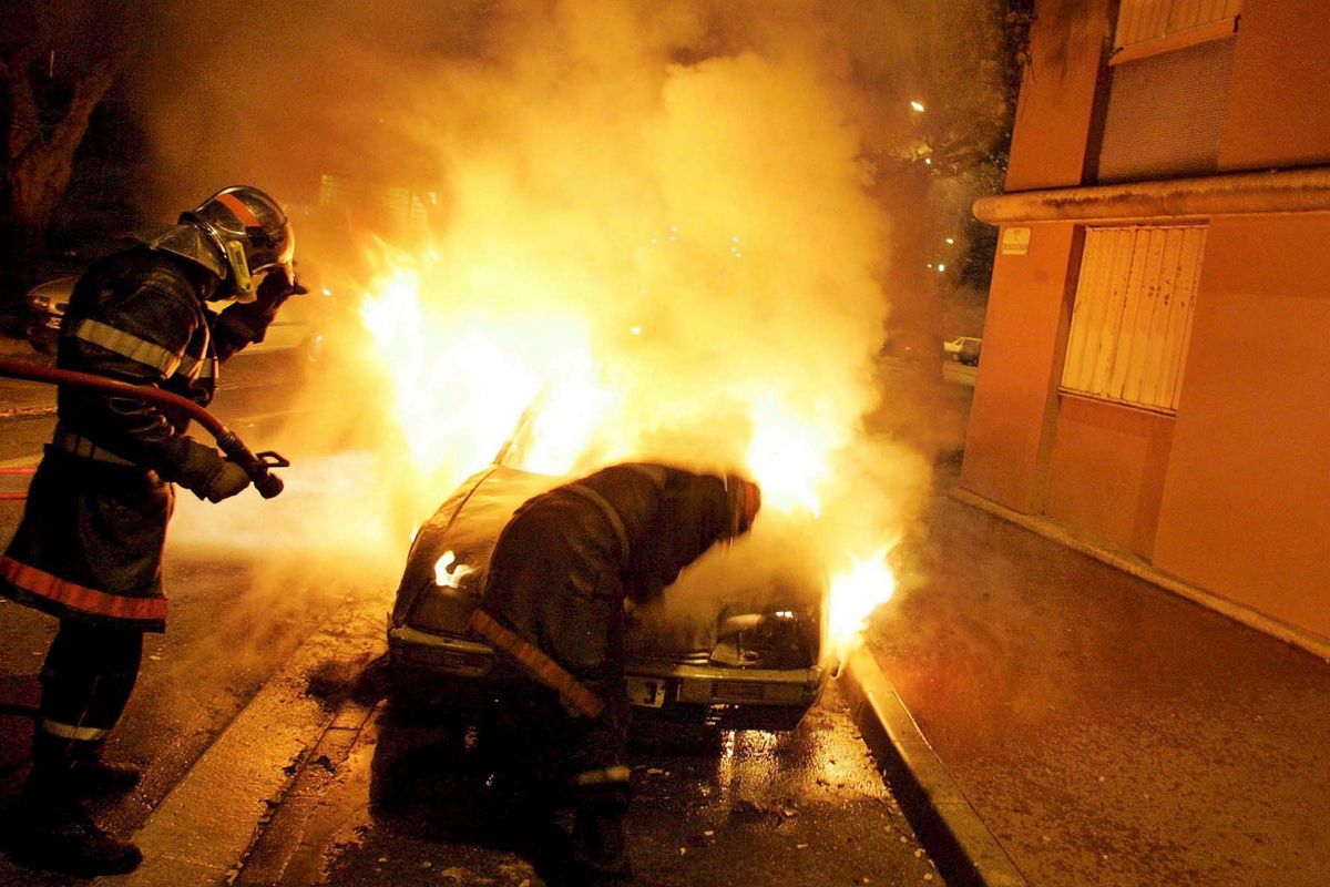 Guerriglia urbana e scontri etnici: per una donna velata Tolosa è in fiamme