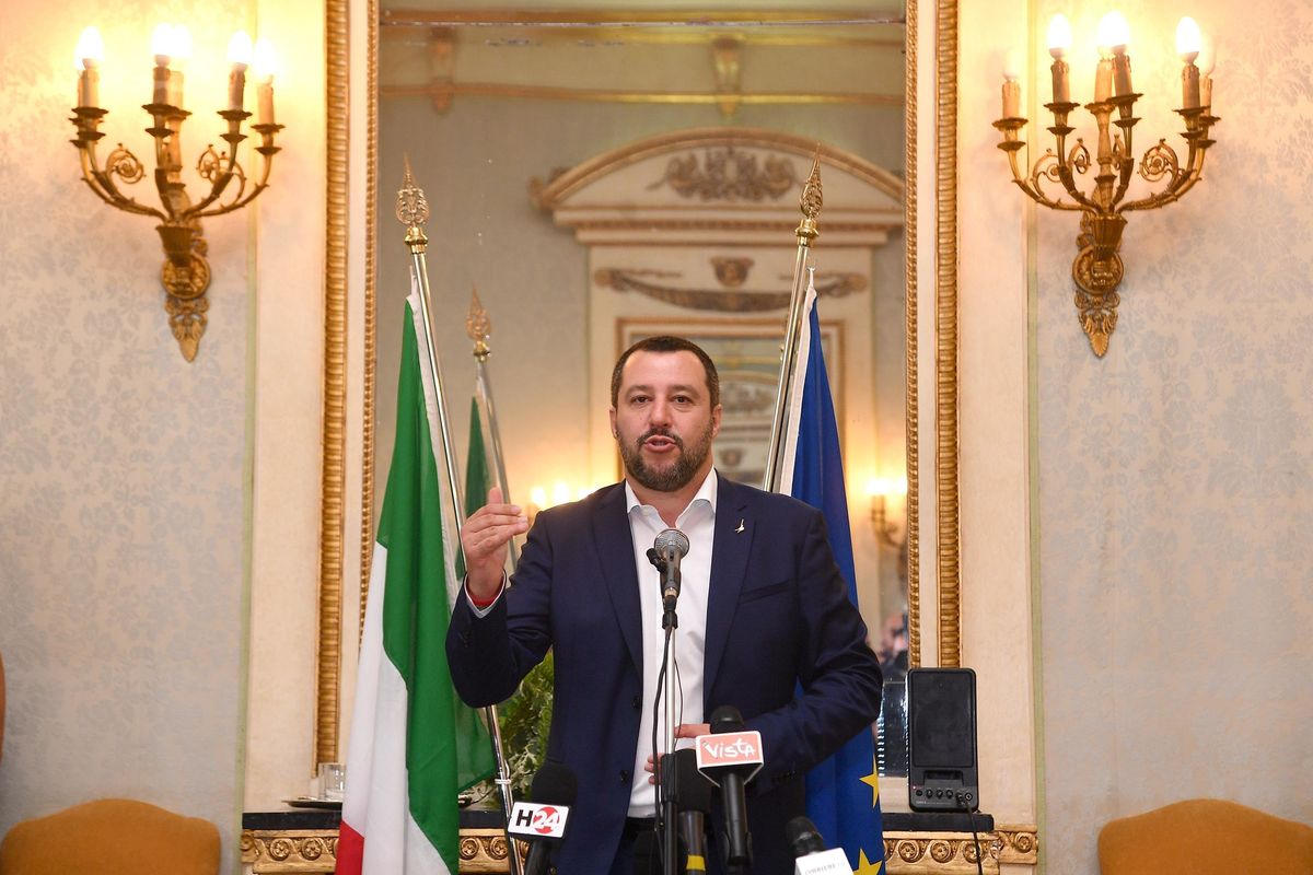 Salvini: «Alzare le pensioni minime tagliando quelle facili agli immigrati»