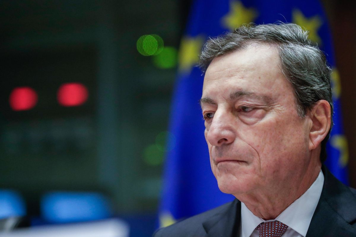 Draghi pompiere su Italia e Ue: sì al compromesso. E Intesa fa la seconda gamba della manovra