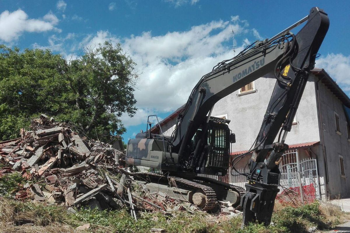 La burocrazia frena la ricostruzione mentre crollano le casette dei terremotati