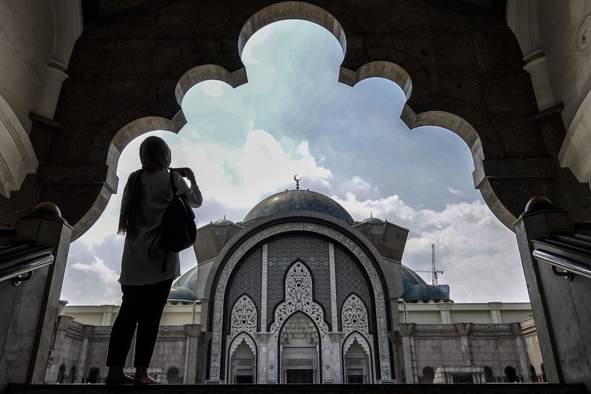 Stiamo svendendo i nostri simboli all’islam