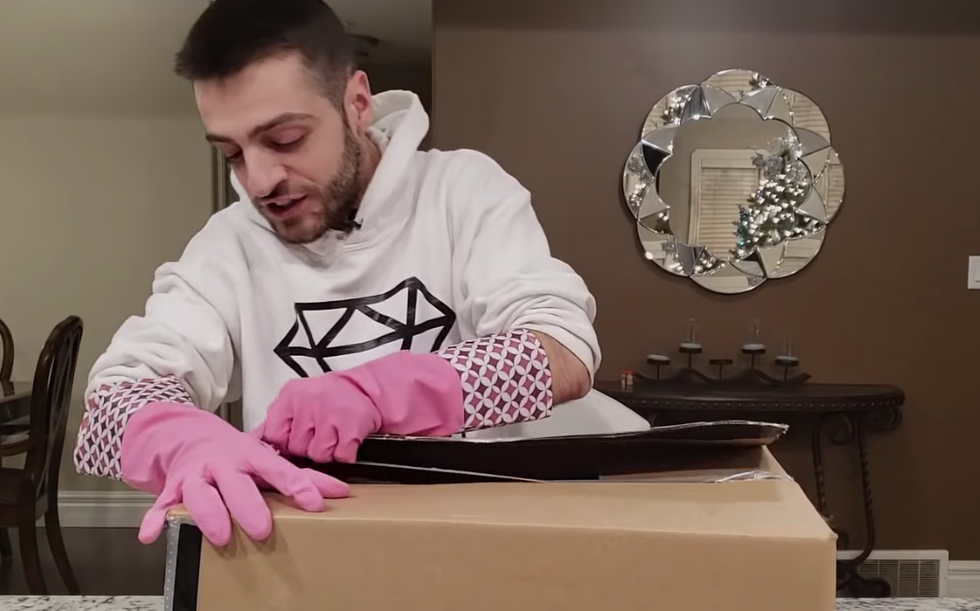 New Trend Hits YouTube: Opening Boxes Ordered From The Dark Web