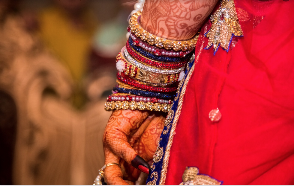 https://pixabay.com/photos/hand-married-wedding-marriage-1404641/