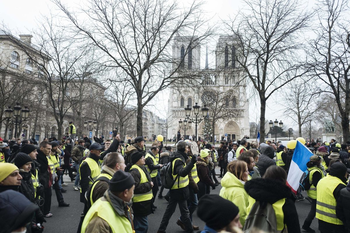 Notre Dame non turba i gilet gialli e a Parigi si scatena la guerriglia