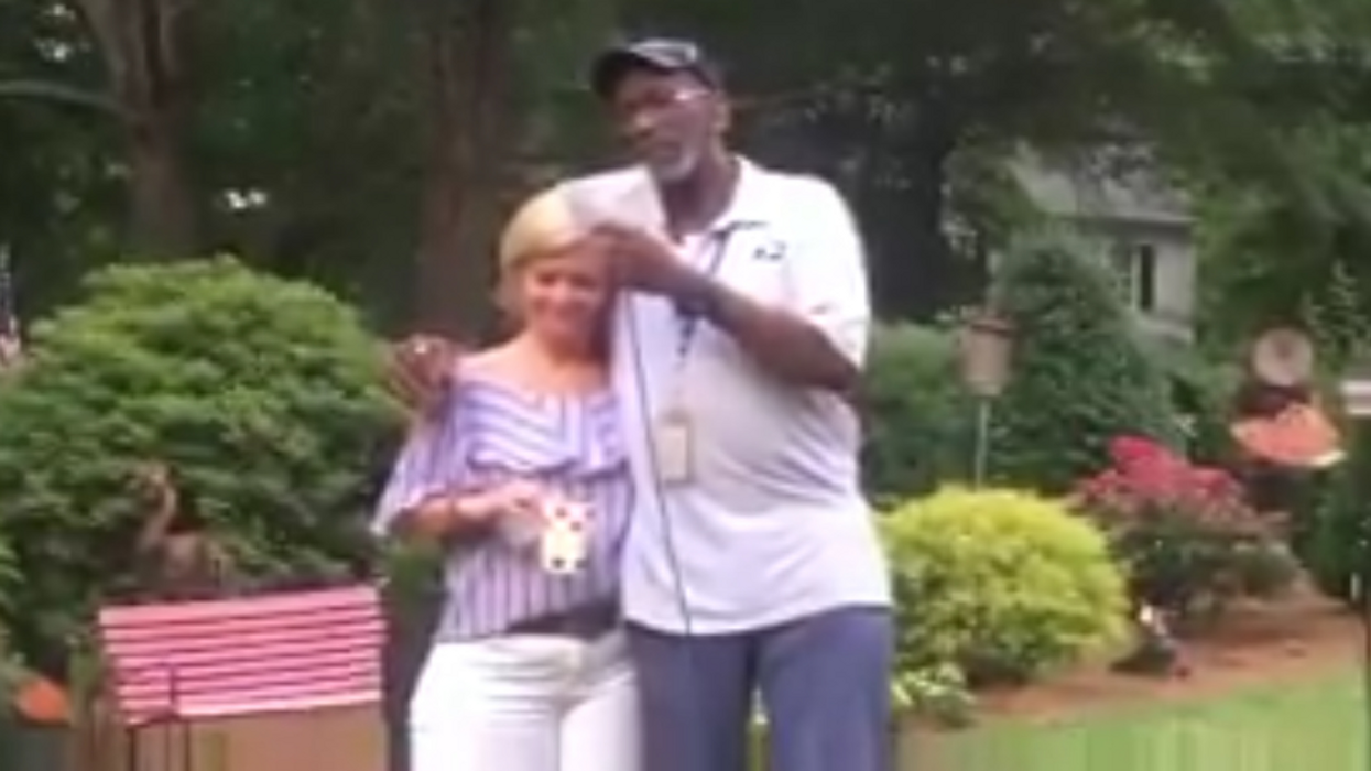 After 35 Years On The Job, Mailman Receives The Sweetest Sendoff From The Community On His Last Day