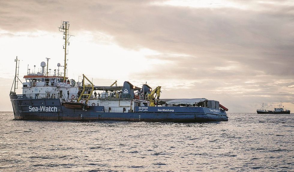 La Sea Watch provoca il Viminale. Blocco forzato per «pericolo suicidi»