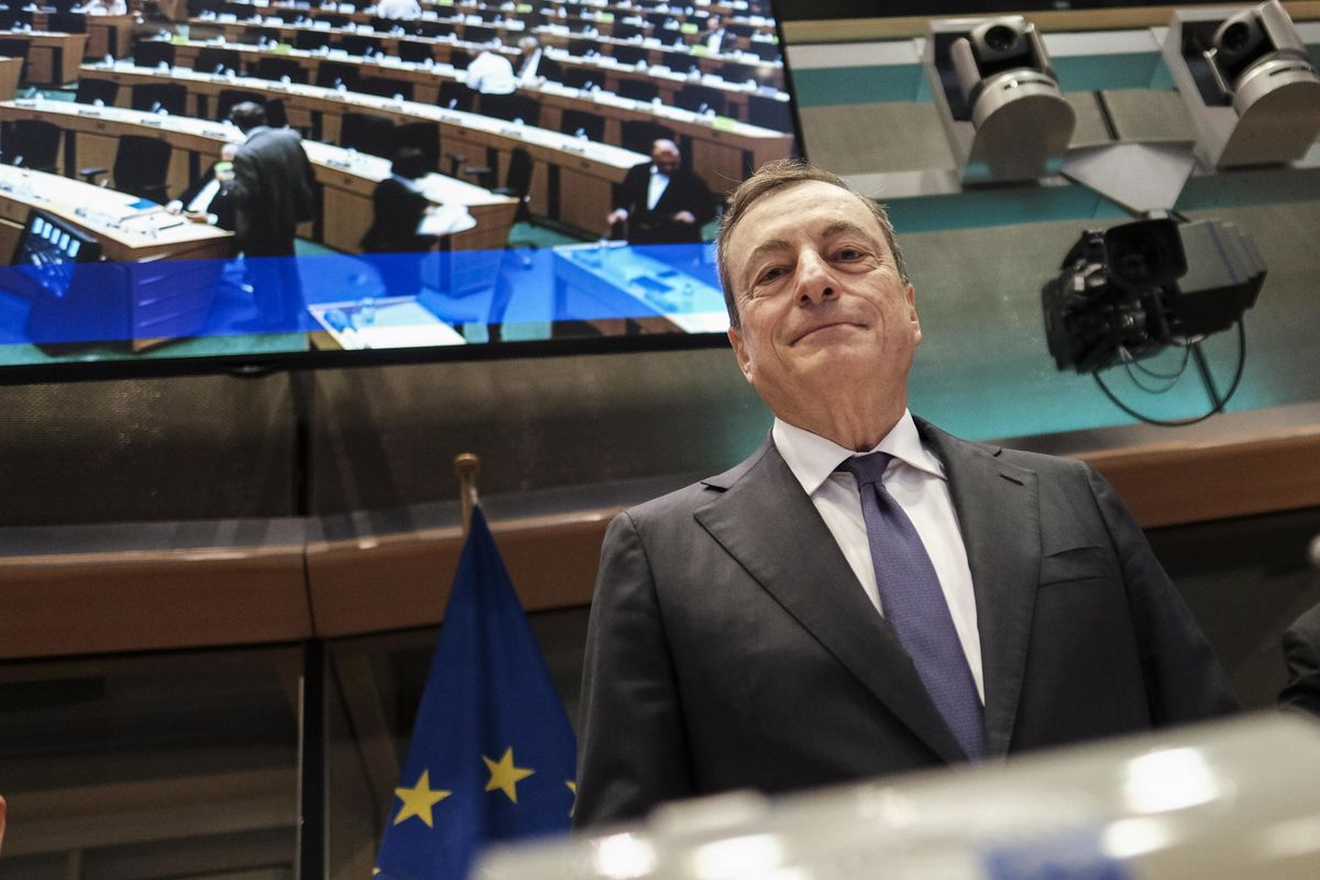 Draghi spara ancora contro lo spread. Furia Trump: «Così svaluta l’euro»