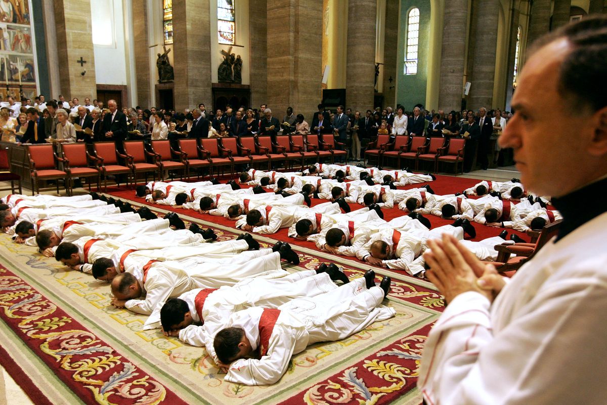 La Chiesa italiana è senza preti e deve dire: «Prima gli stranieri»