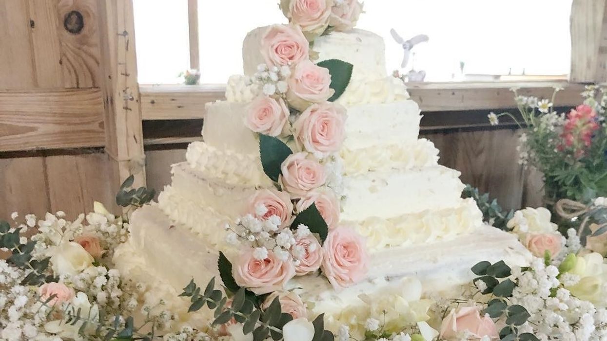 A Texas couple only spent $50 making this DIY wedding cake out of two Costco sheet cakes