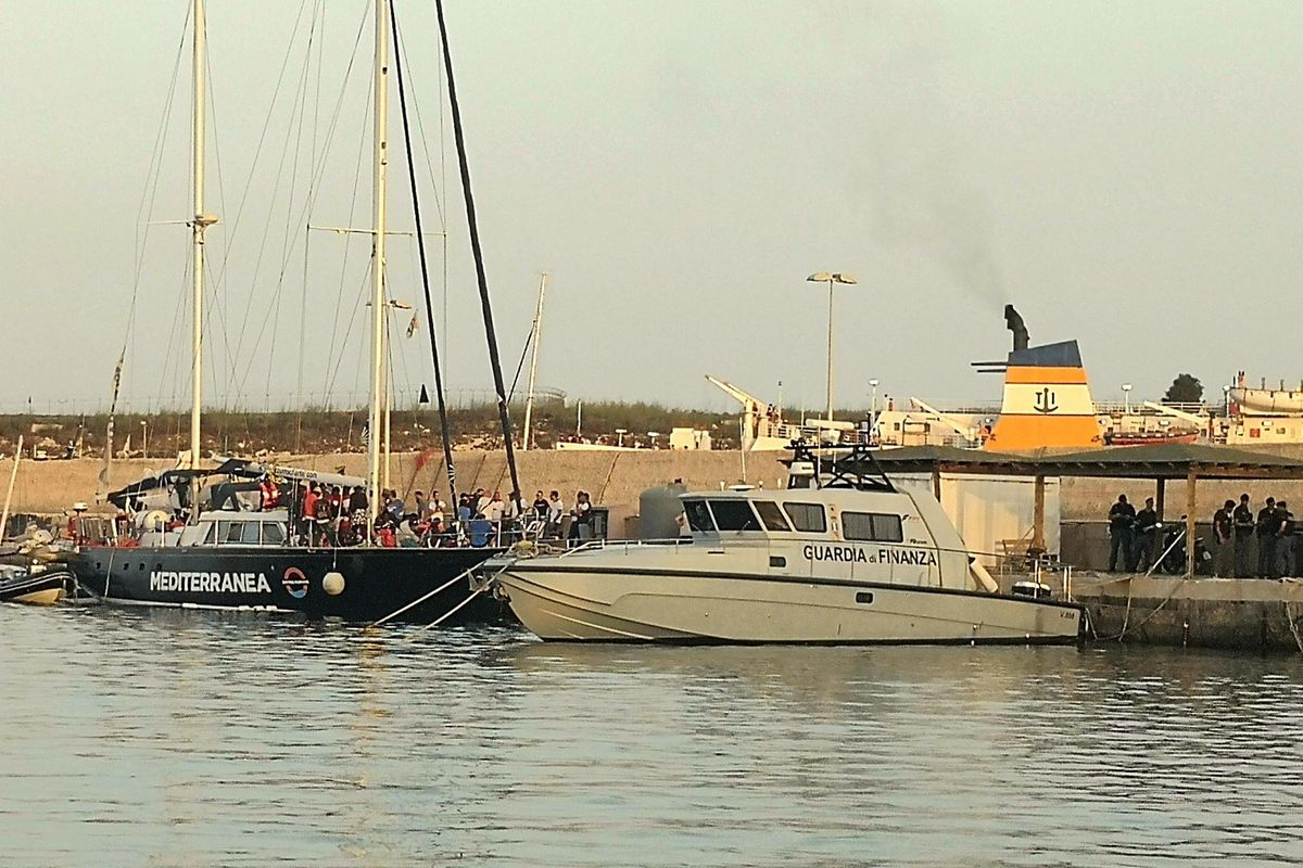 Il veliero sfonda i blocchi ma il Viminale tiene duro: niente sbarco a Lampedusa