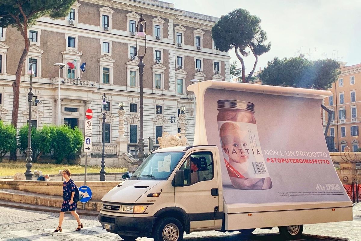 Campagna choc contro l’utero in affitto: vele a Roma. «Mattia non è un prodotto da vendere o regalare. Appello a Salvini»