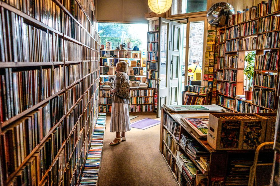 19 Thoughts Any Bookaholic Has When They Pass, And Then Enter, A Bookstore