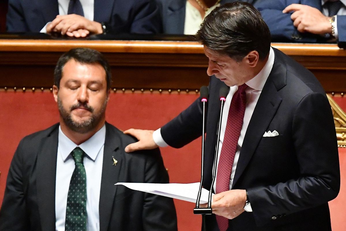 Un paio di insulti (mosci) a Salvini e Conte da burattino è diventato star