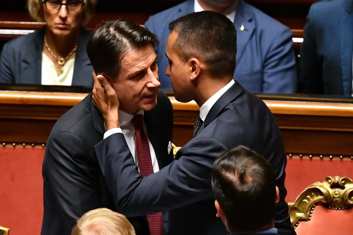 Il M5s prende a cannonate Salvini: «Siamo con Conte, una perla rara»