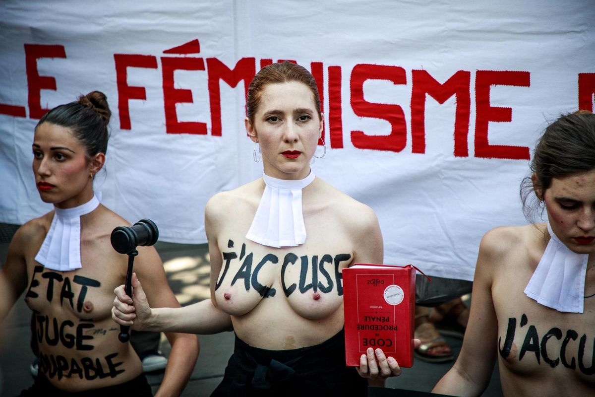 Macron recluta come consulente la Femen che profanò Notre Dame