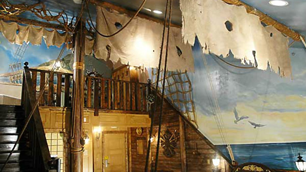 At this theme hotel in Kentucky, you can stay in a pirate ship or cave or jungle