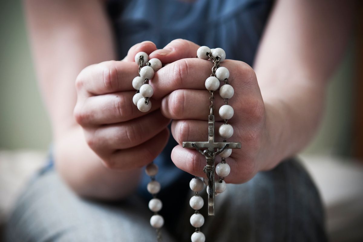 Fedeli in piazza col rosario in mano per arrestare la crisi della Chiesa