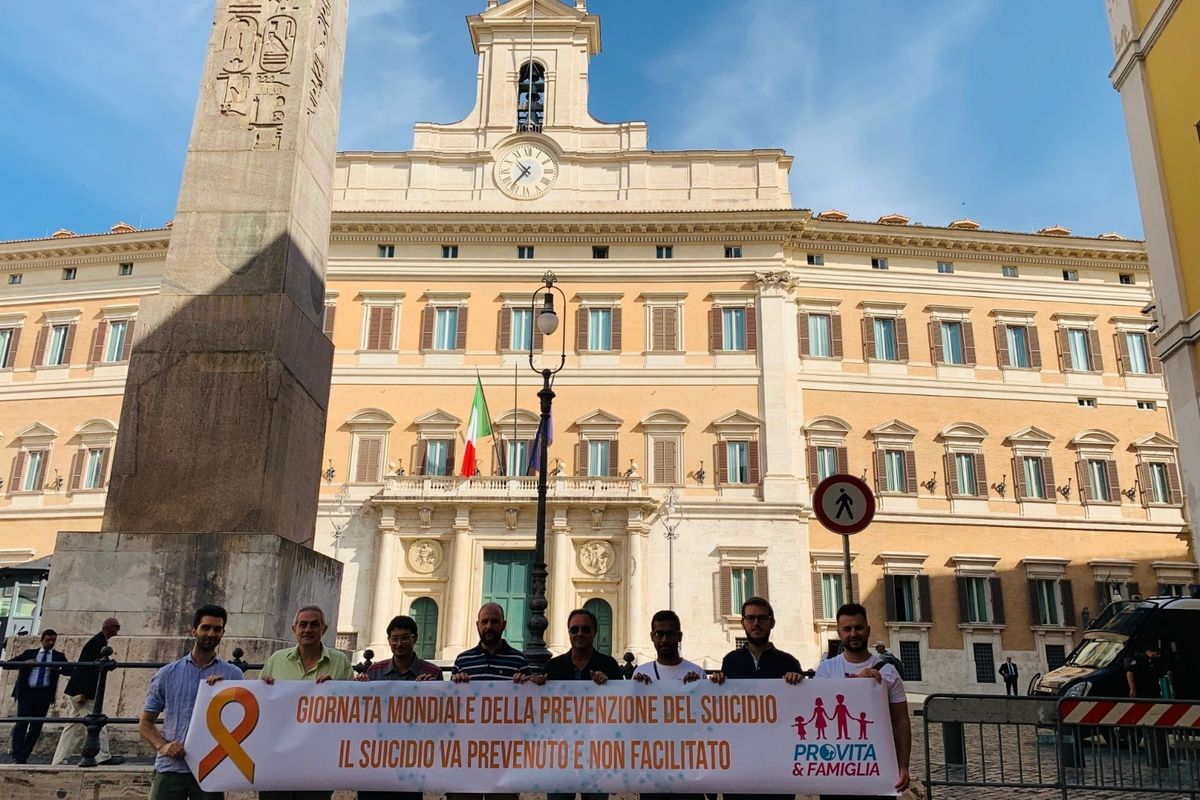 Flash mob a Montecitorio, Pro Vita & Famiglia: «Una sfida globale: non si può aiutare al suicidio»