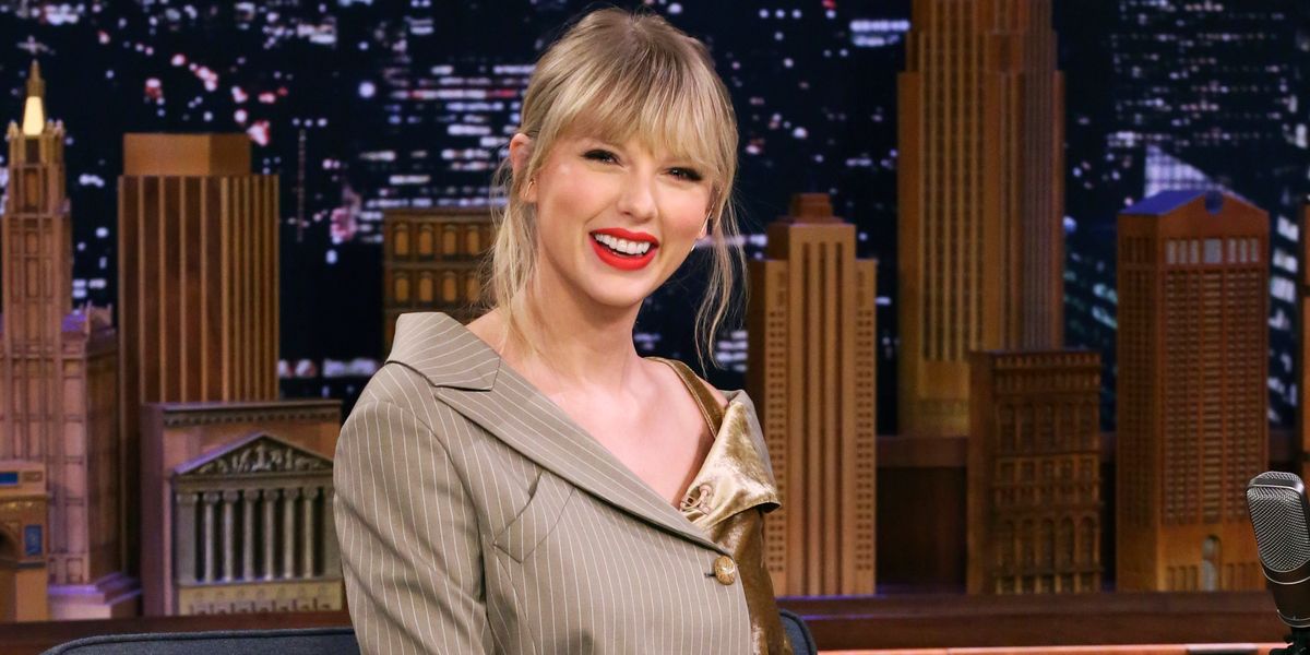 Watch Taylor Swift Freak Out Over a Banana