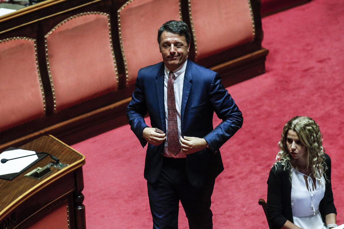 Renzi si fa un partito per le poltrone. Ma ha fretta, perché perde seguaci