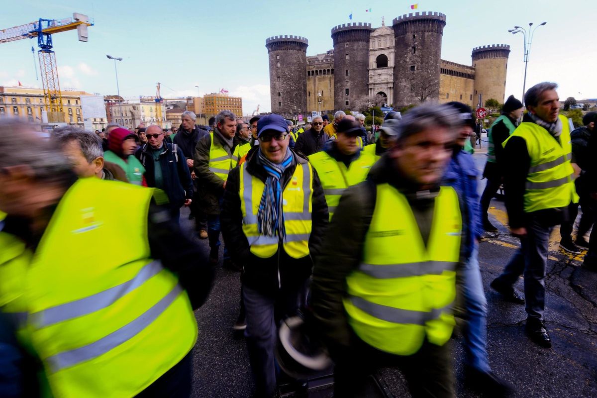 La polizia di Macron bastona i gilet gialli. Ma i black bloc sono fra i gretini