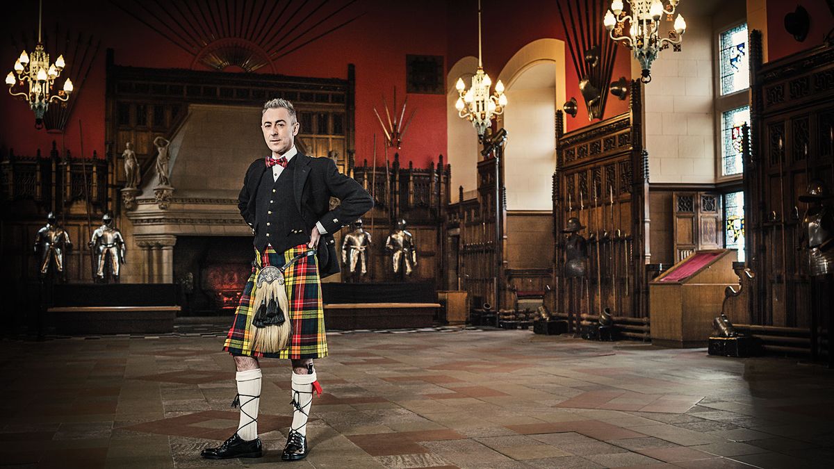 Alan Cumming in a kilt