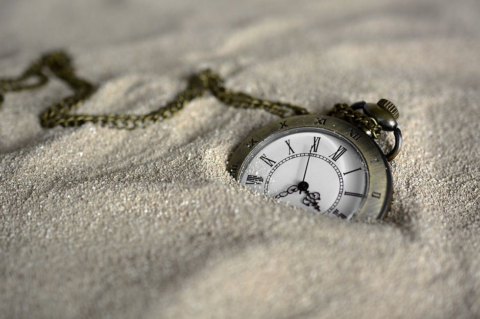 https://pixabay.com/photos/pocket-watch-time-of-sand-time-3156771/