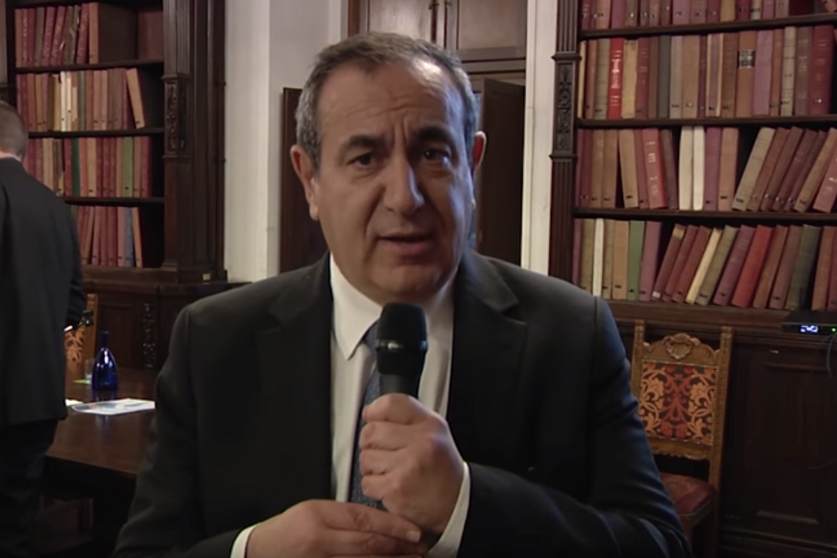 Gli scoop su Mifsud scuotono gli Usa, la Link di Scotti finge di cadere dalle nuvole