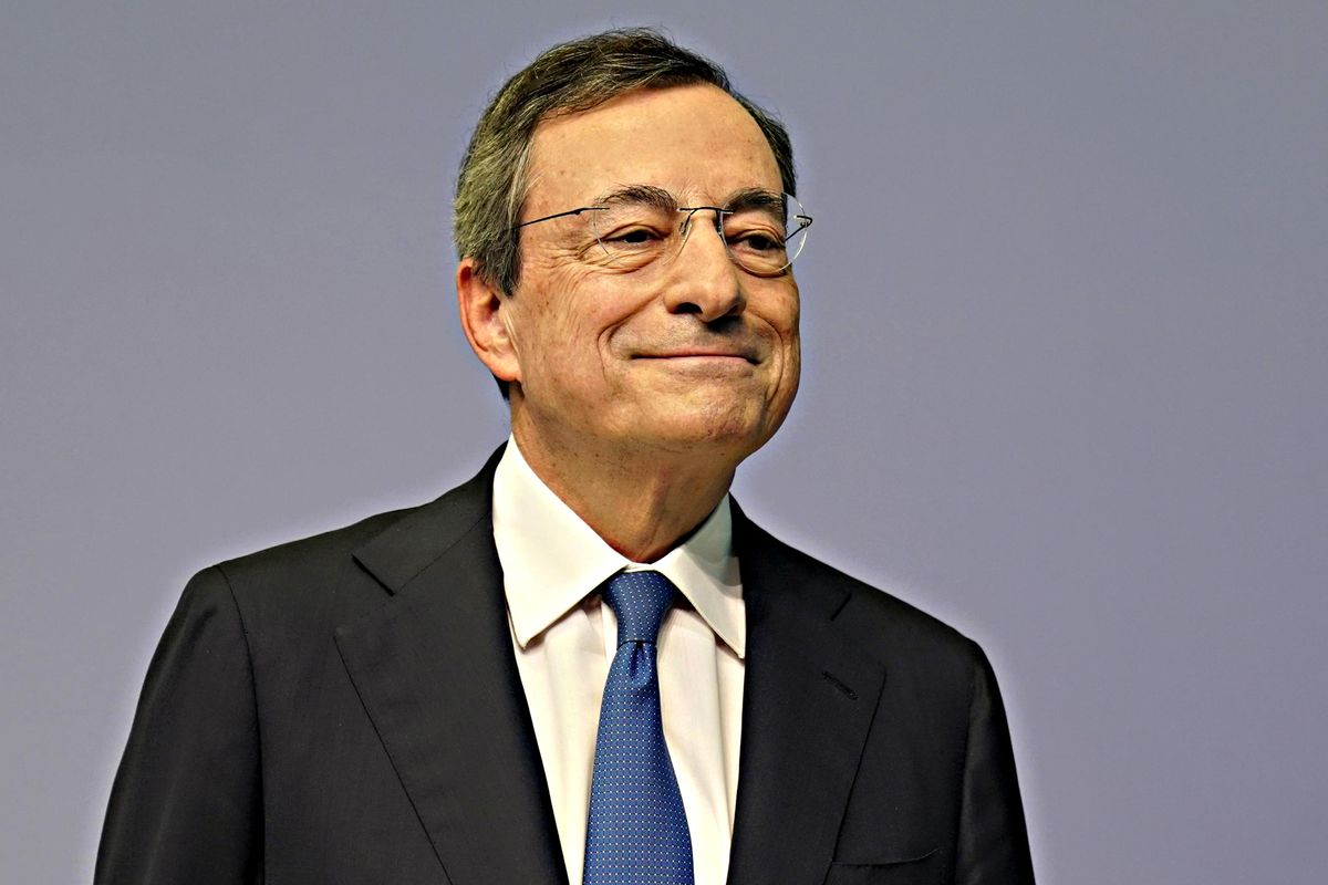 Draghi chiude con vista sul Colle. «Il futuro? Chiedete a mia moglie»