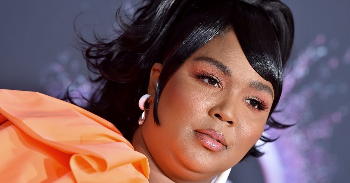 Lizzo's Incredibly Tiny Purse Pretty Much Won The American Music Awards Red Carpet