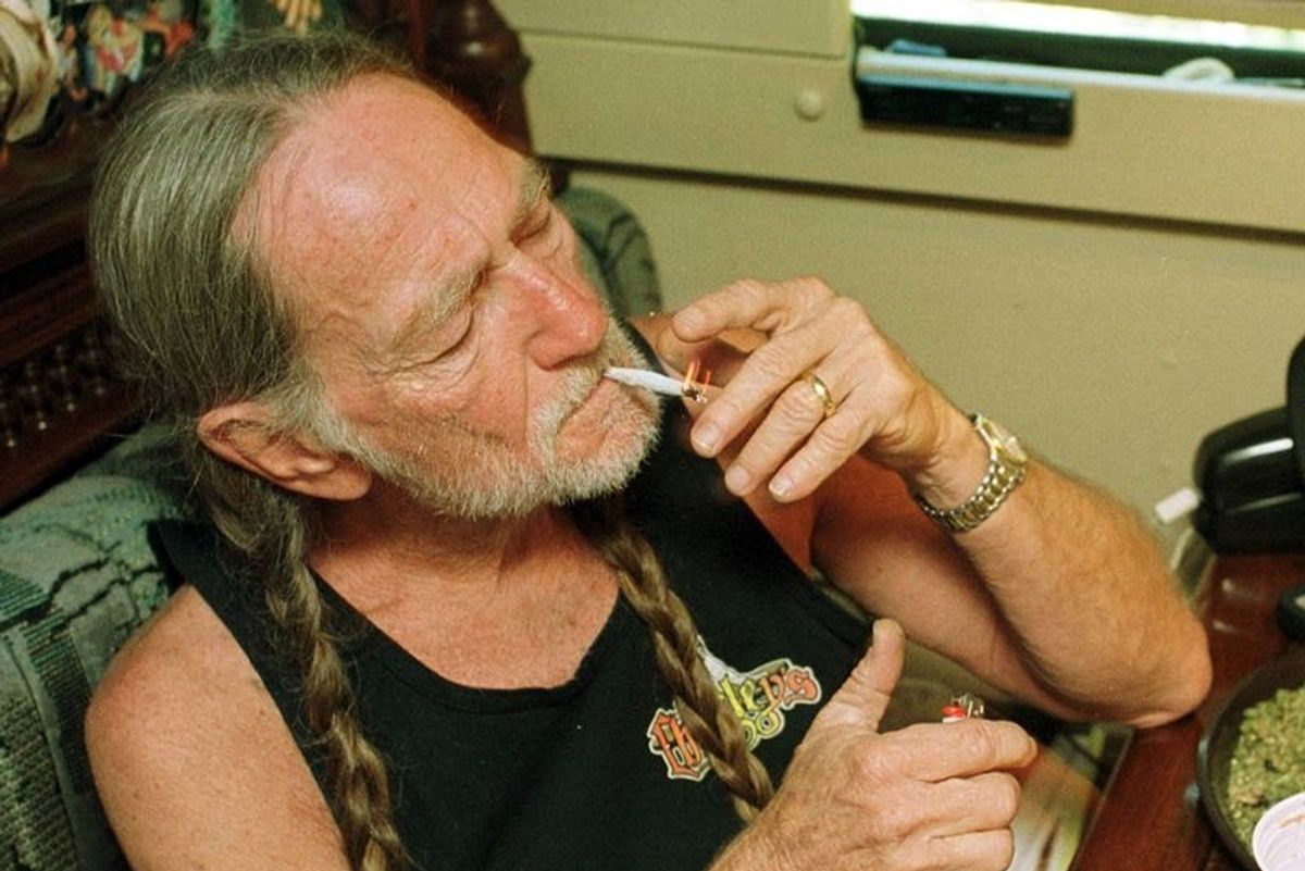 willie nelson smoke weed