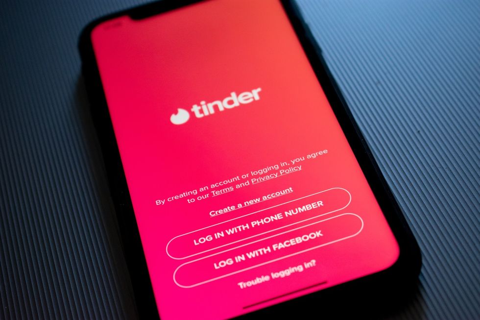 ​Tinder Is For Lovers​
