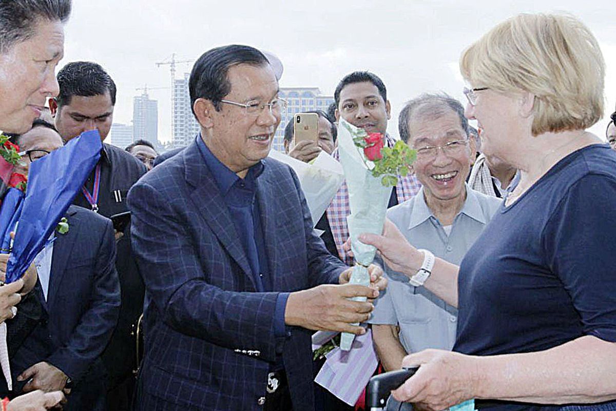 Per evitare l’ira di Pechino la Cambogia scarica infetti e accoglie il virus con i fiori