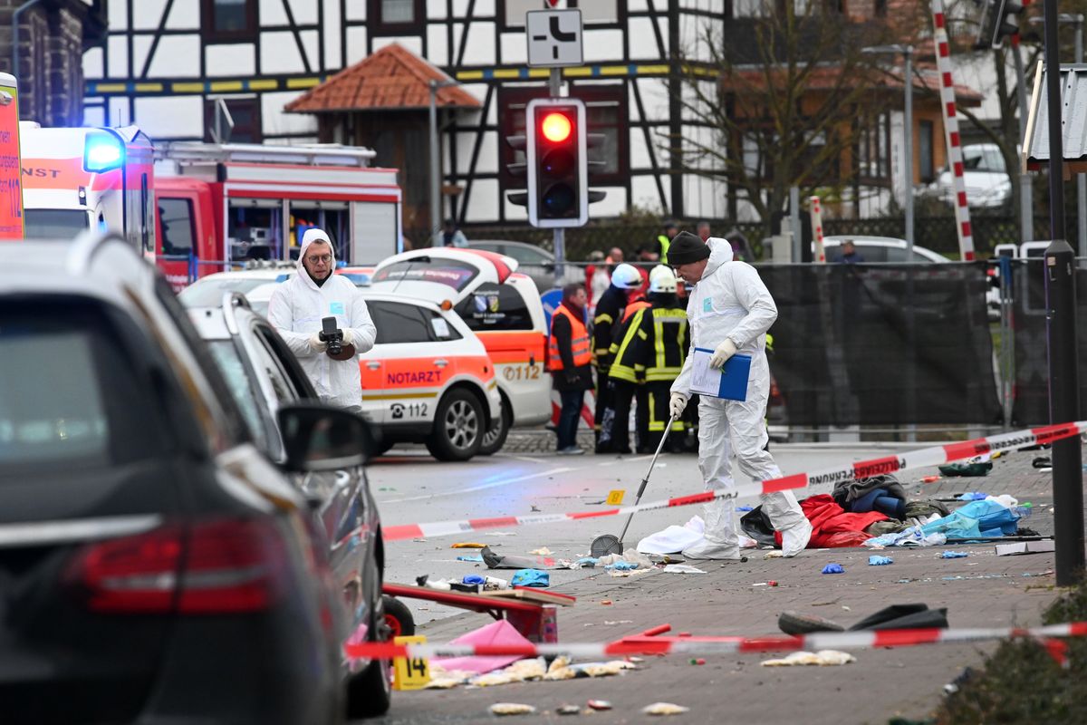 Terrore in Germania. Scaglia un furgone dritto sul Carnevale. Trenta feriti, 7 gravi