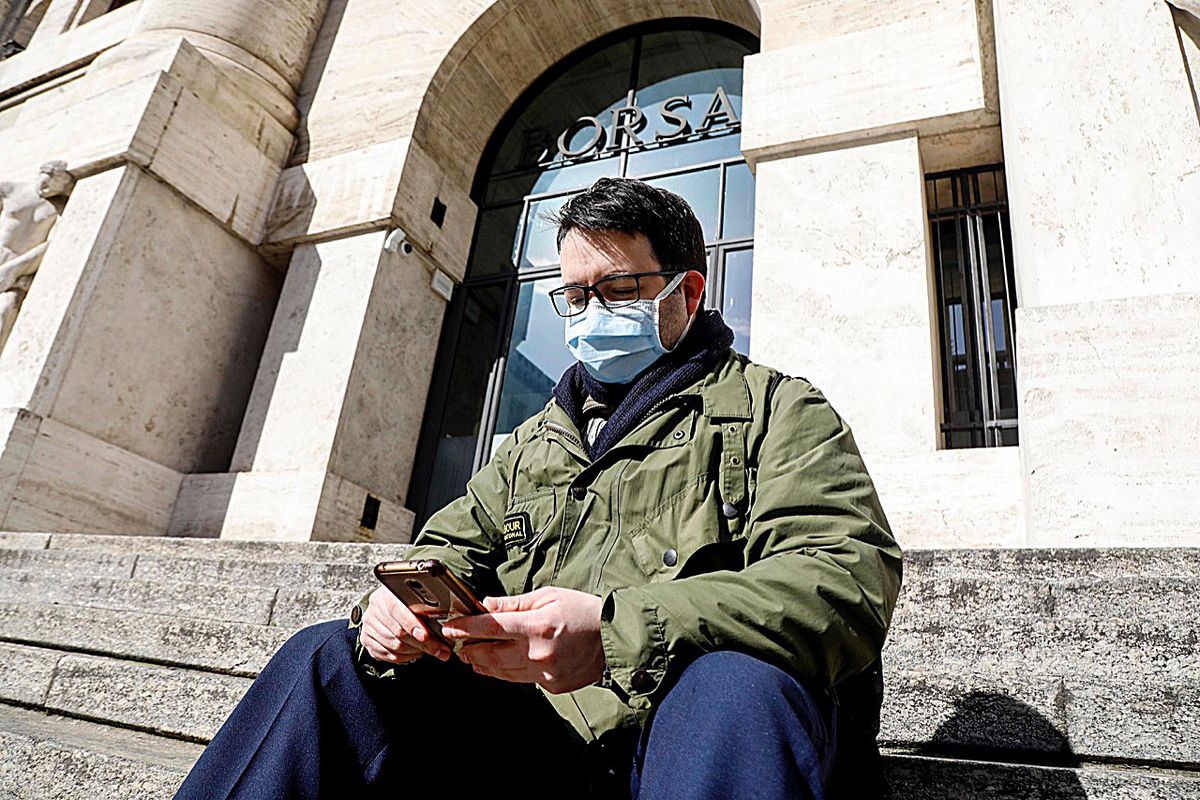 La Borsa precipita e lo spread morde. Riunione straordinaria della Consob