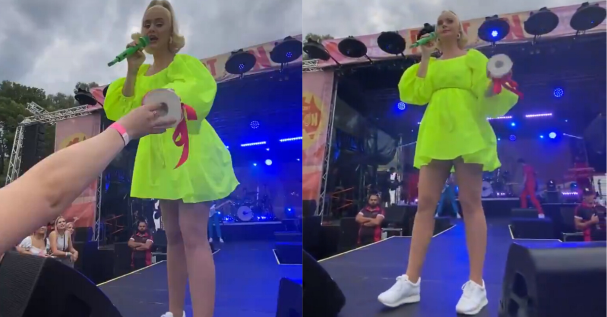 Someone Handed Katy Perry A Roll Of Toilet Paper During Her Bushfire Relief Concert Performance