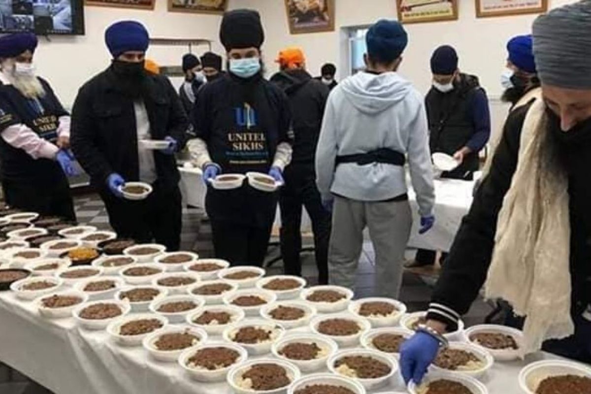 Sikh volunteers prepare 30,000 free meals for people in isolation
