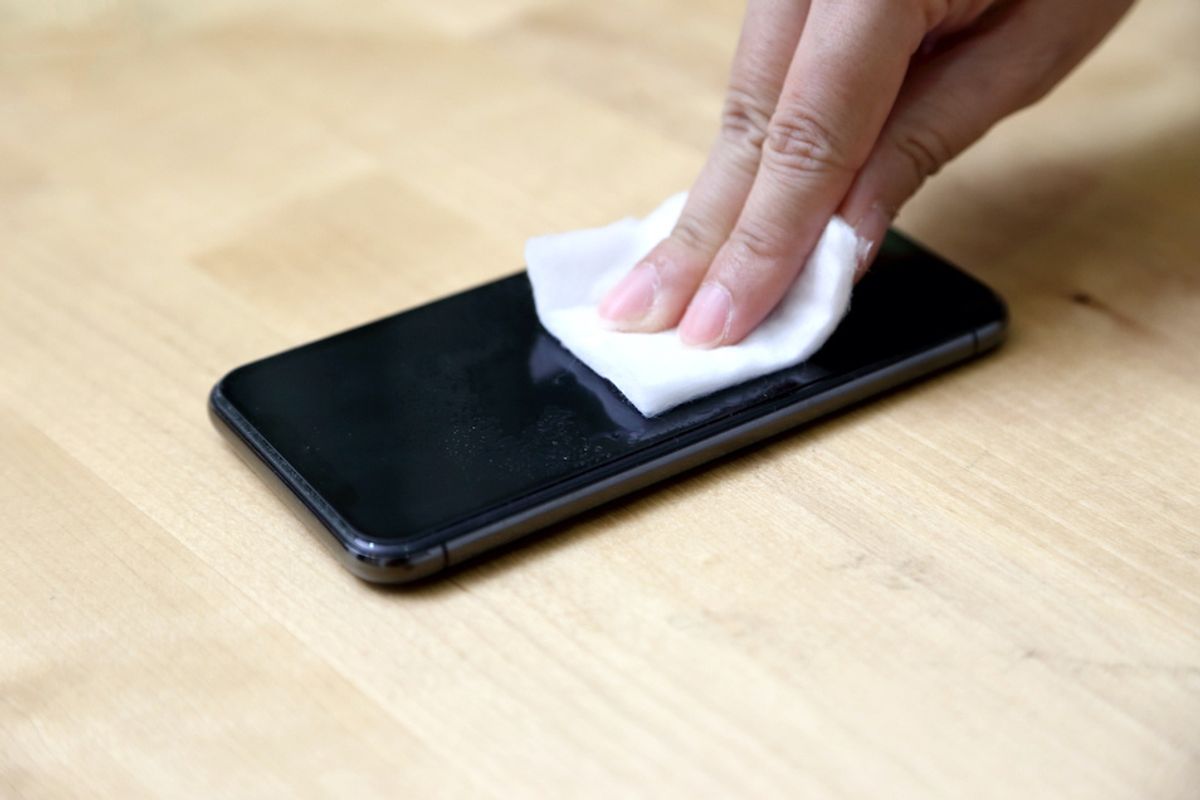 Cleaning a smartphone