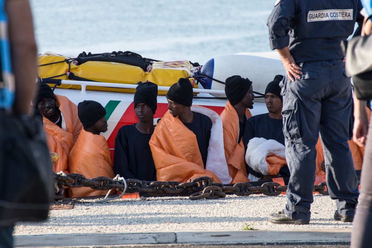Partono sui gommoni con in tasca il numero del servizio migranti degli avvocati italiani