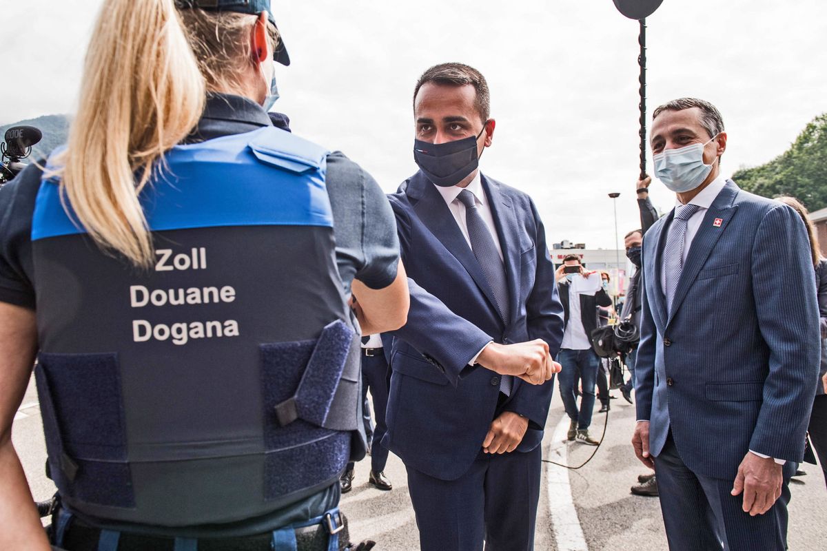 Di Maio in Svizzera con 12 auto blu e sul nodo frontalieri scarica il barile