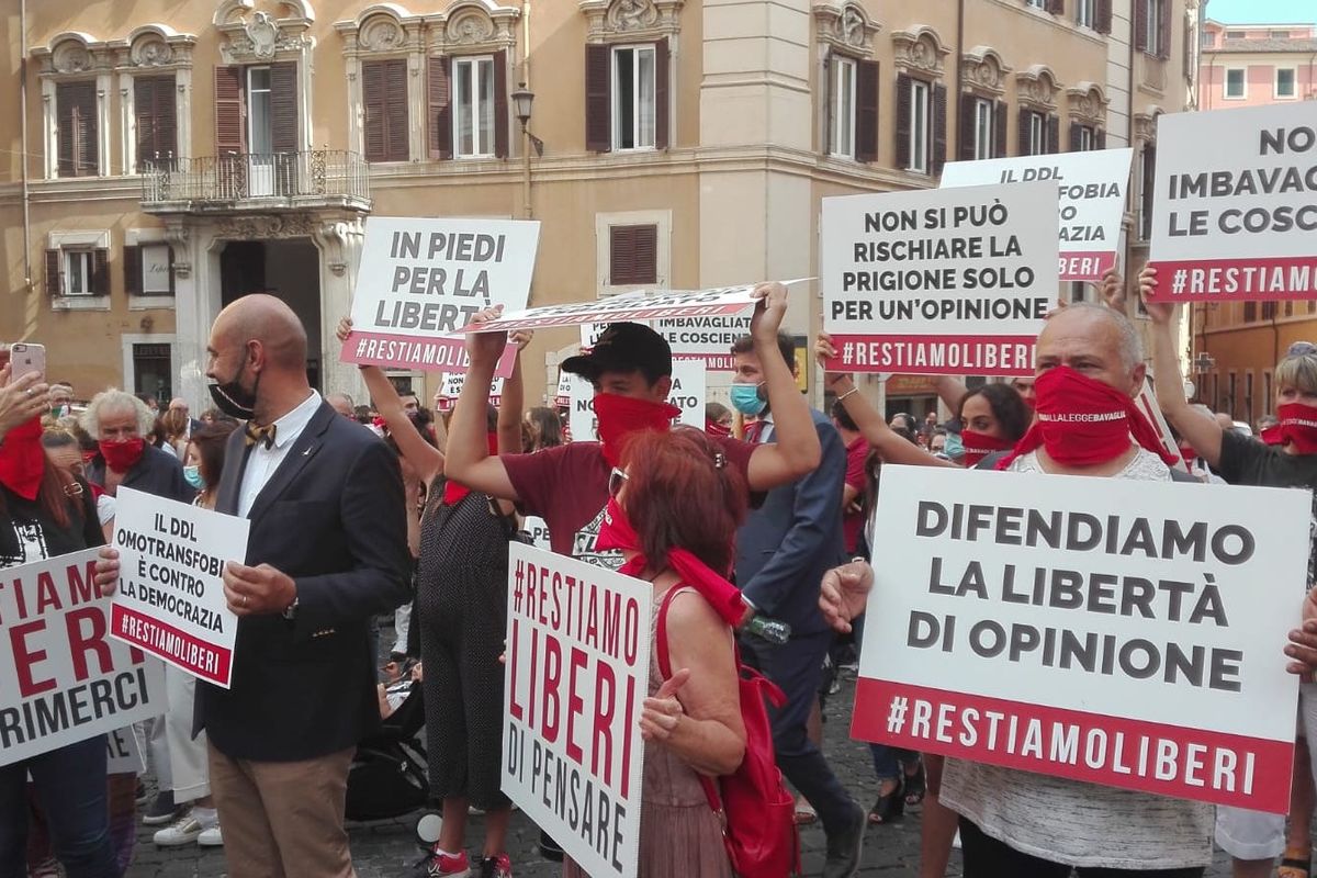 Omofobia, Pro Vita & Famiglia in piazza: «Ddl come una dittatura, prima l'intimidazione poi la repressione»