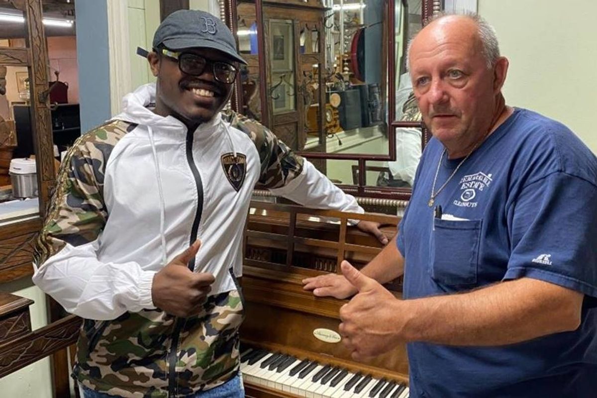 Antique store owner stunned by mystery piano player found him and gave him the instrument