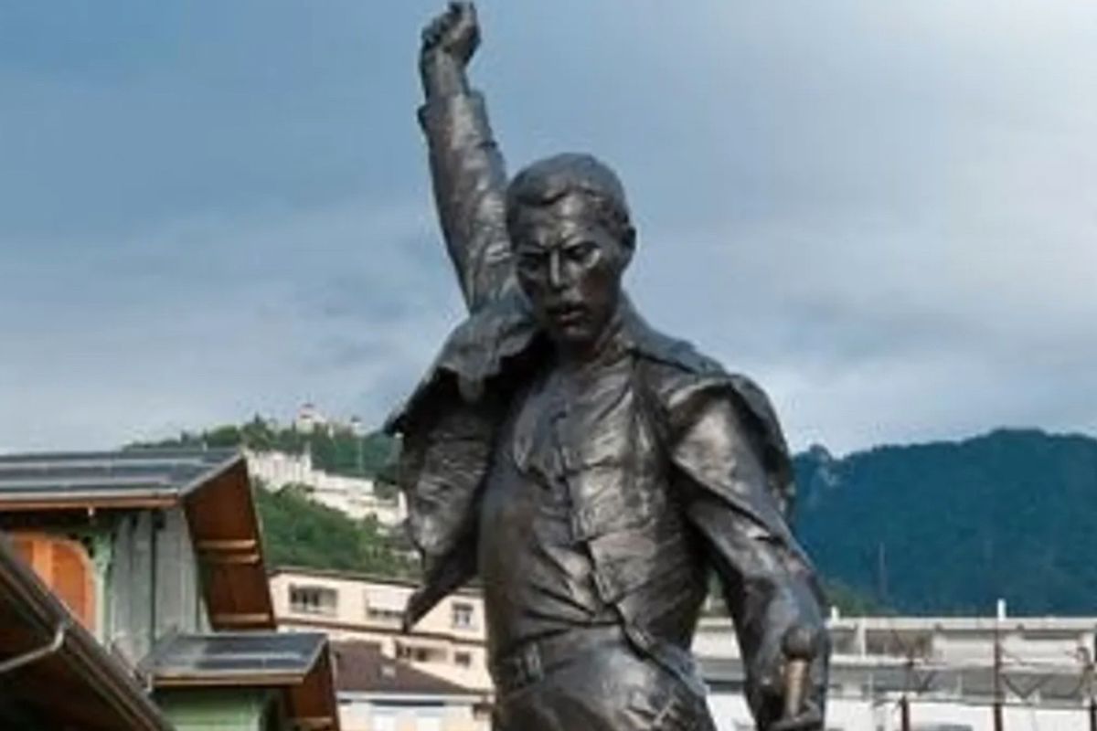 Here are 15 statues that we can all agree should stay up