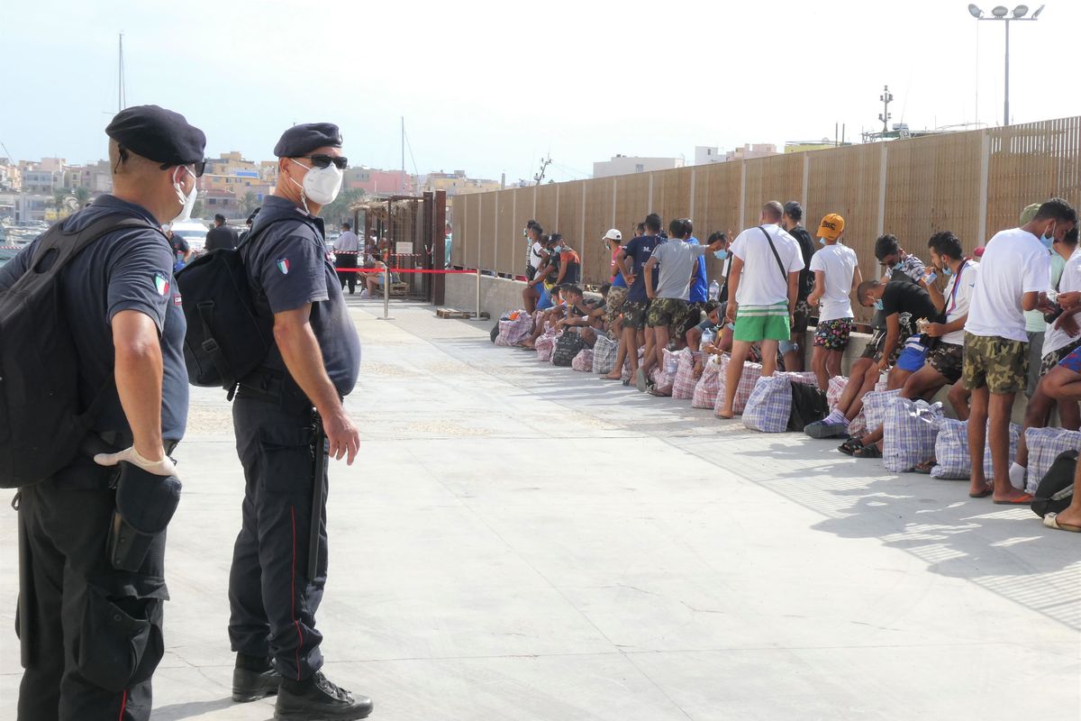 La Sicilia mette al bando migranti e Ong