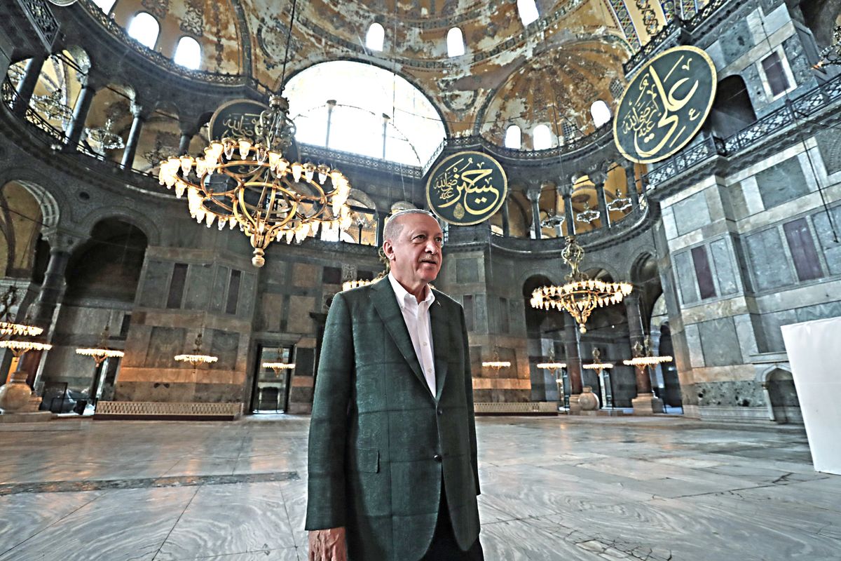 Erdogan compie la sottomissione islamica di Santa Sofia