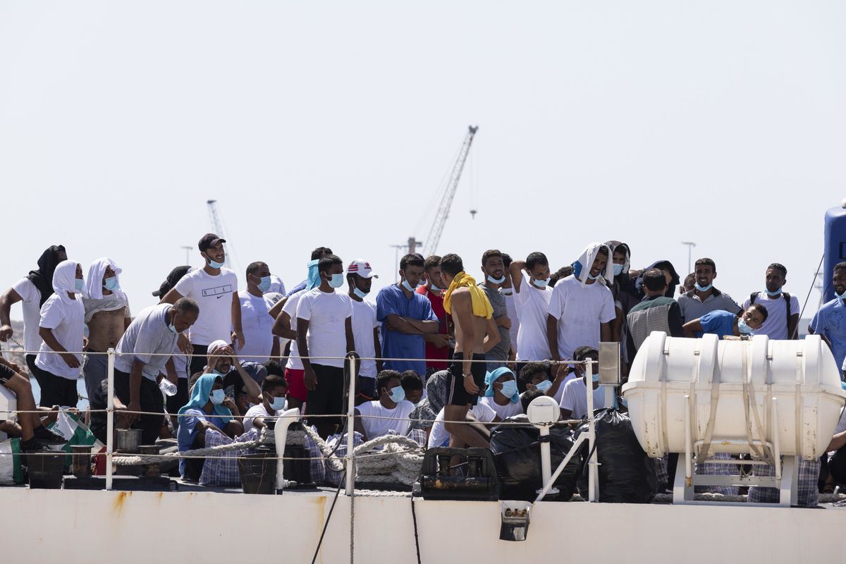 Boom di arrivi, Lampedusa scoppia. E noi pattugliamo i confini francesi